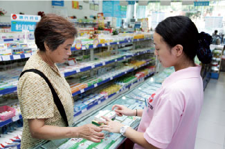 唐氏藥業(yè)藥店專業(yè)藥劑師為顧客耐心介紹藥品知識